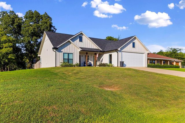 205 Edgewater Drive, Livingston, TX 77351