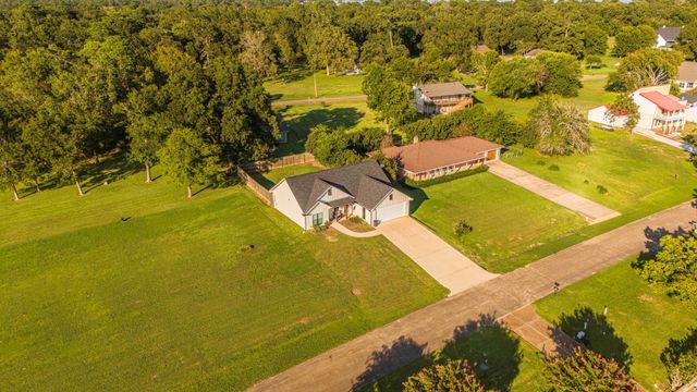205 Edgewater Drive, Livingston, TX 77351