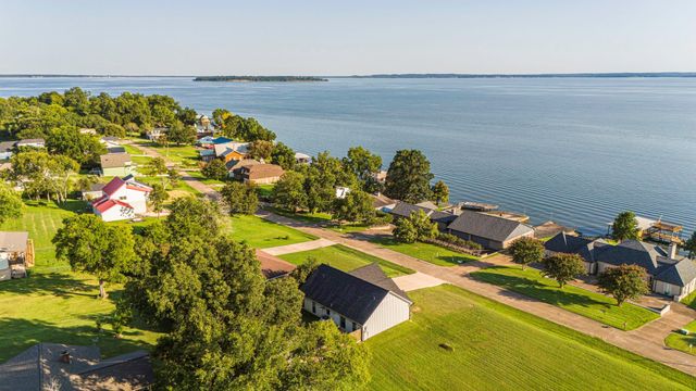 205 Edgewater Drive, Livingston, TX 77351