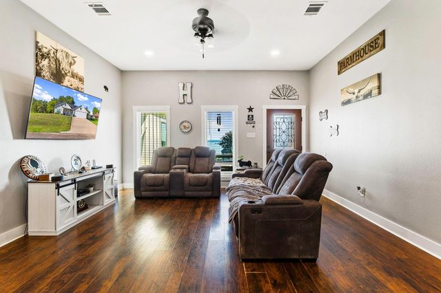 205 Edgewater Drive, Livingston, TX 77351