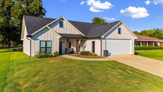 205 Edgewater Drive, Livingston, TX 77351
