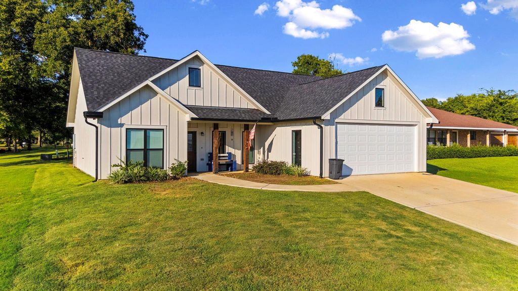 205 Edgewater Drive, Livingston, TX 77351