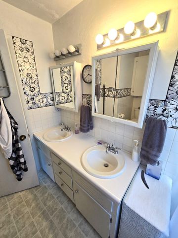 1978 Old Highway 60, Birch Tree, MO 65438