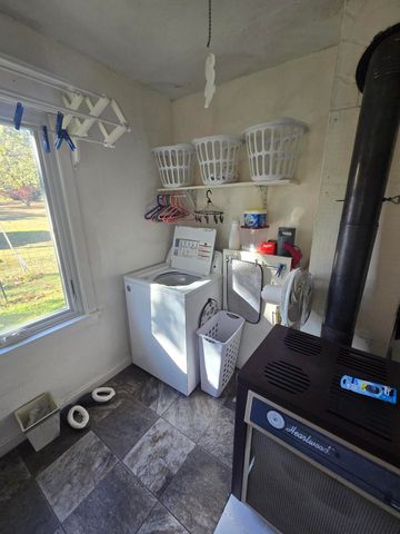 1978 Old Highway 60, Birch Tree, MO 65438