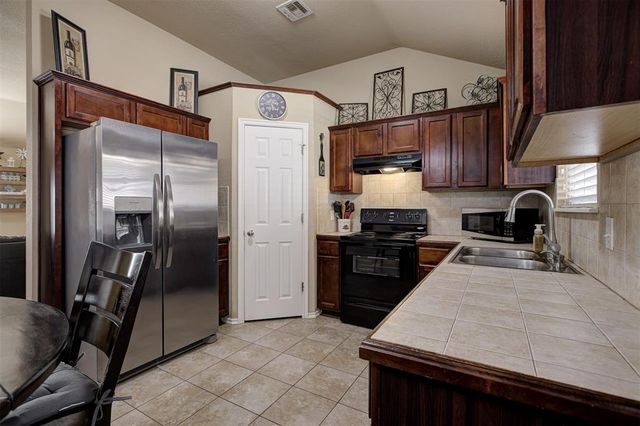 921 Switzerland Avenue, Yukon, OK 73099