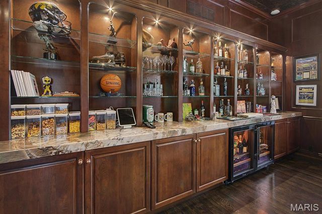 7 Greenbriar Drive, Ladue, MO 63124