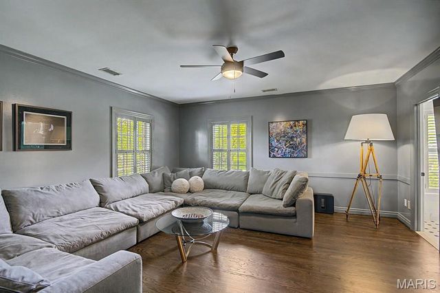 7 Greenbriar Drive, Ladue, MO 63124