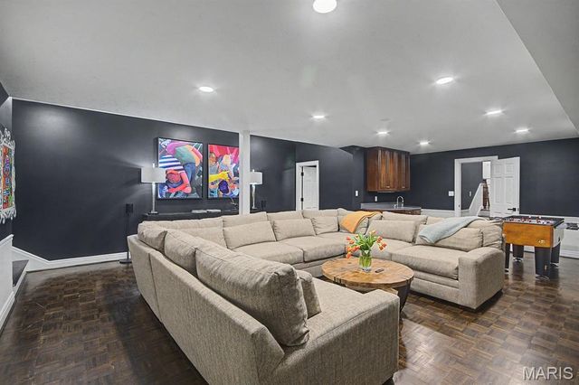 7 Greenbriar Drive, Ladue, MO 63124