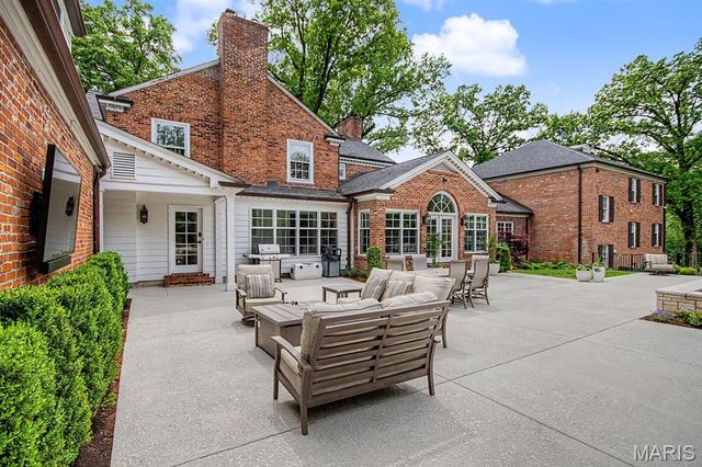 7 Greenbriar Drive, Ladue, MO 63124