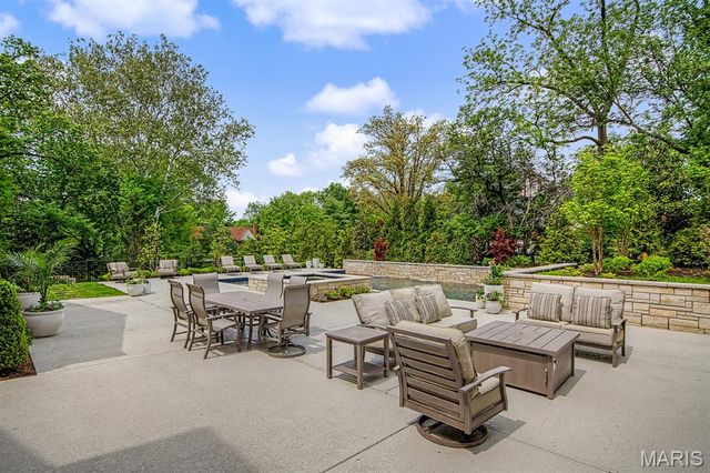 7 Greenbriar Drive, Ladue, MO 63124