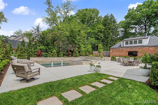 7 Greenbriar Drive, Ladue, MO 63124
