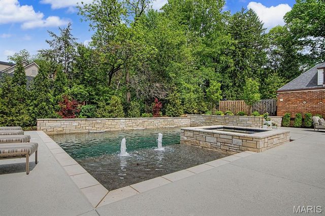 7 Greenbriar Drive, Ladue, MO 63124