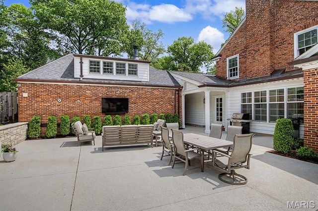 7 Greenbriar Drive, Ladue, MO 63124