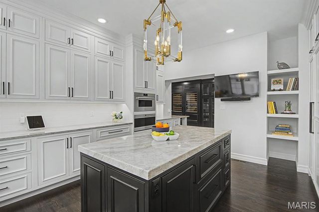 7 Greenbriar Drive, Ladue, MO 63124