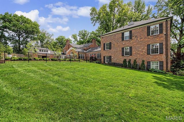 7 Greenbriar Drive, Ladue, MO 63124
