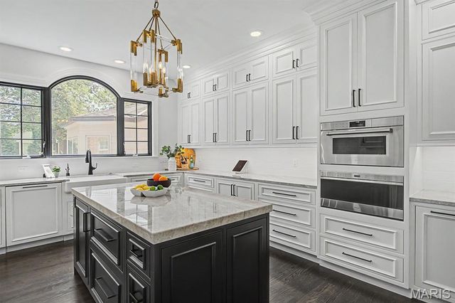 7 Greenbriar Drive, Ladue, MO 63124