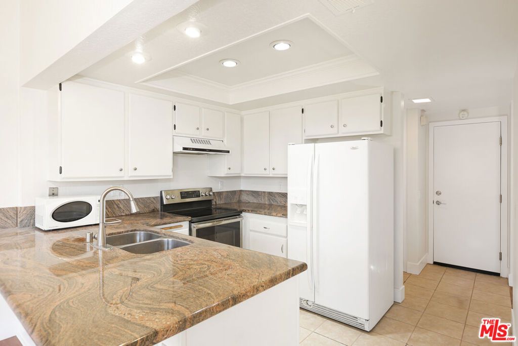 Image 10 of property listing at 828 Whitewater Drive 17, Fullerton, CA 92833