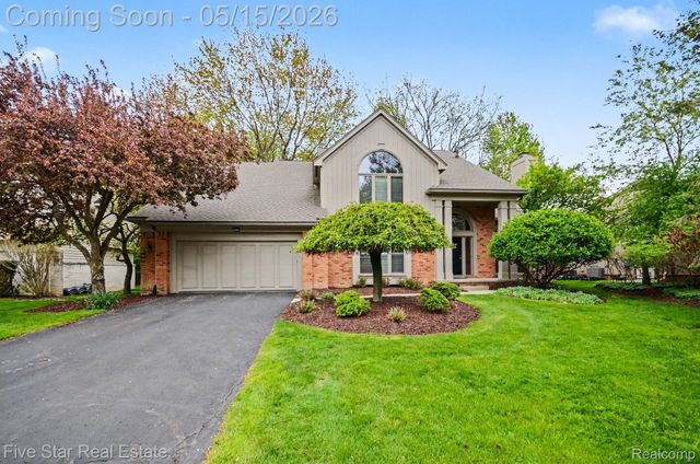 4689 Mirror Lake Drive, West Bloomfield Charter Township, MI 48323