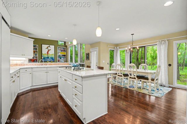 4689 Mirror Lake Drive, West Bloomfield Charter Township, MI 48323