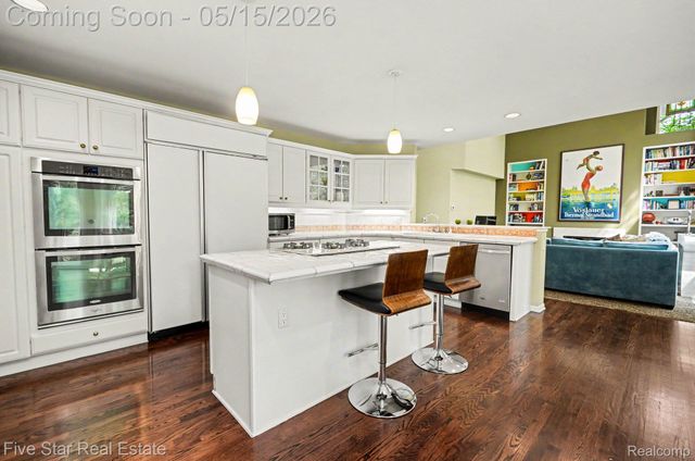 4689 Mirror Lake Drive, West Bloomfield Charter Township, MI 48323