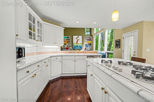 4689 Mirror Lake Drive, West Bloomfield Charter Township, MI 48323