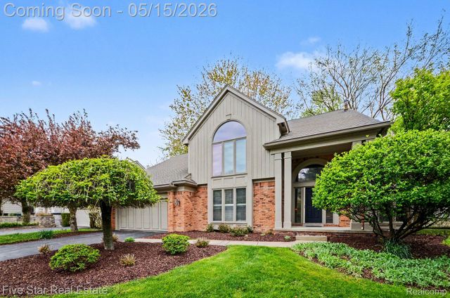 4689 Mirror Lake Drive, West Bloomfield Charter Township, MI 48323