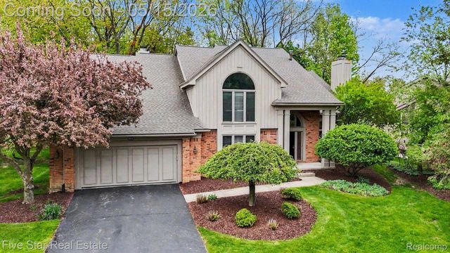 4689 Mirror Lake Drive, West Bloomfield Charter Township, MI 48323