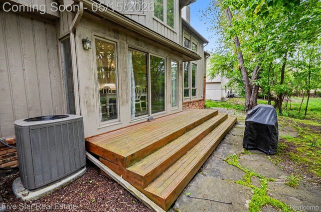 4689 Mirror Lake Drive, West Bloomfield Charter Township, MI 48323