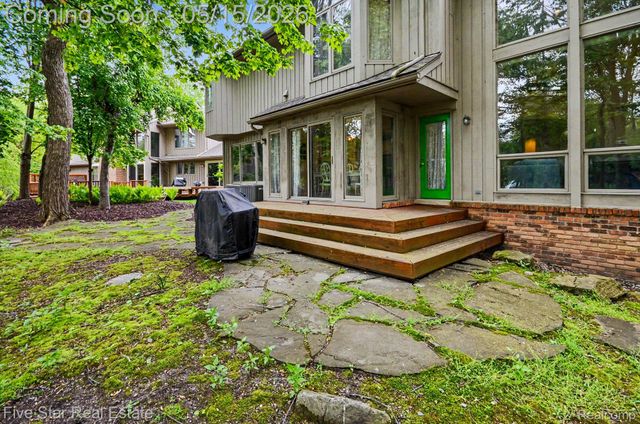 4689 Mirror Lake Drive, West Bloomfield Charter Township, MI 48323
