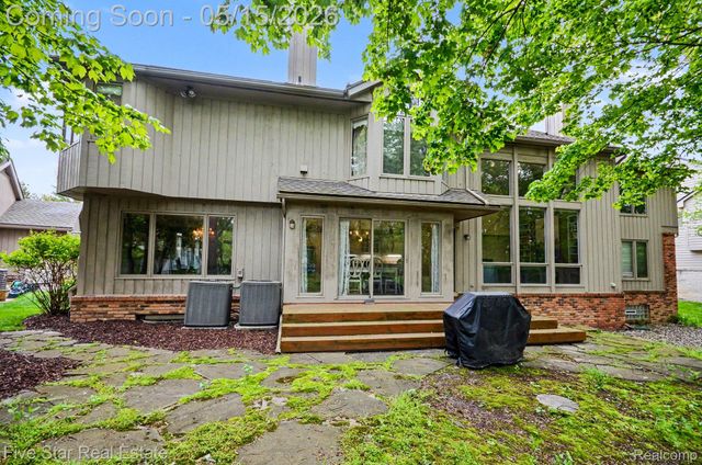 4689 Mirror Lake Drive, West Bloomfield Charter Township, MI 48323
