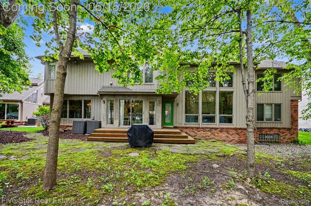 4689 Mirror Lake Drive, West Bloomfield Charter Township, MI 48323
