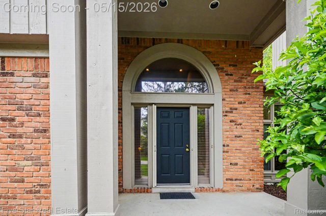 4689 Mirror Lake Drive, West Bloomfield Charter Township, MI 48323