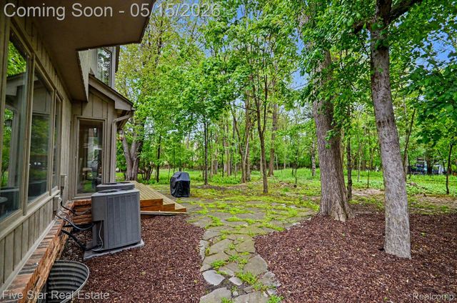 4689 Mirror Lake Drive, West Bloomfield Charter Township, MI 48323