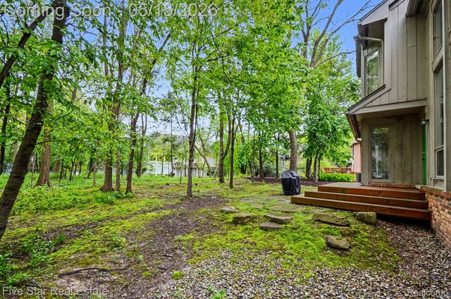 4689 Mirror Lake Drive, West Bloomfield Charter Township, MI 48323