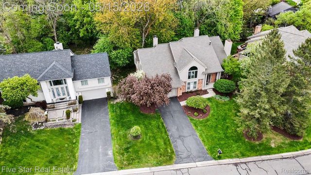 4689 Mirror Lake Drive, West Bloomfield Charter Township, MI 48323