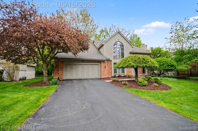 4689 Mirror Lake Drive, West Bloomfield Charter Township, MI 48323