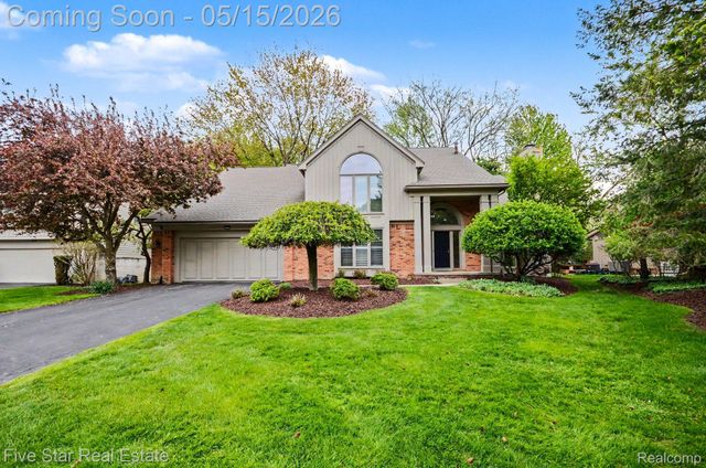 4689 Mirror Lake Drive, West Bloomfield Charter Township, MI 48323