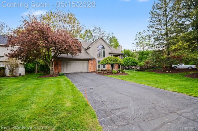 4689 Mirror Lake Drive, West Bloomfield Charter Township, MI 48323