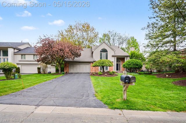 4689 Mirror Lake Drive, West Bloomfield Charter Township, MI 48323