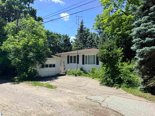 524 N Kinney, Mt Pleasant, MI 48858