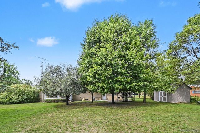 1157 Kra Nur Drive, Burton, MI 48509