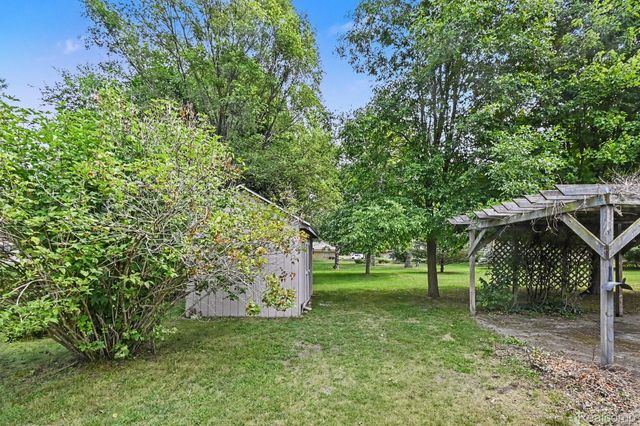 1157 Kra Nur Drive, Burton, MI 48509