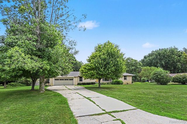1157 Kra Nur Drive, Burton, MI 48509