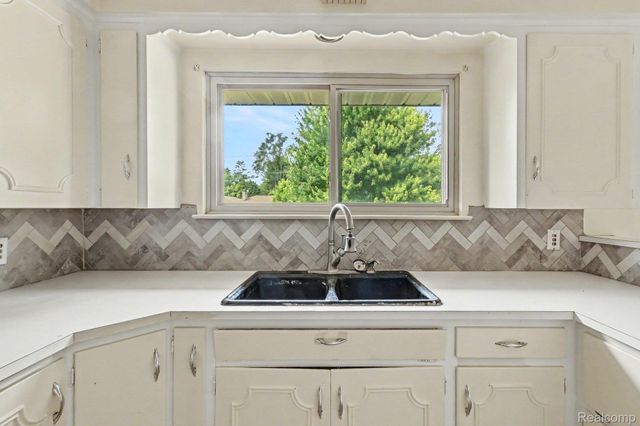 1157 Kra Nur Drive, Burton, MI 48509