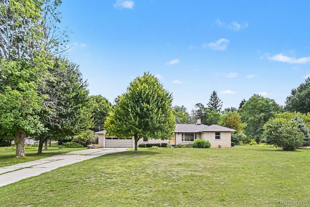 1157 Kra Nur Drive, Burton, MI 48509