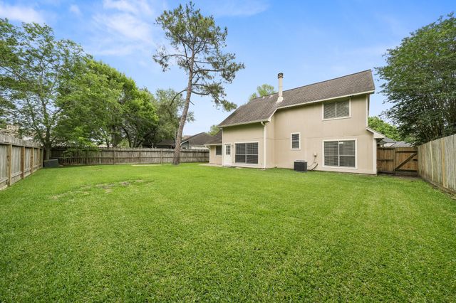 722 Regency Court, Friendswood, TX 77546