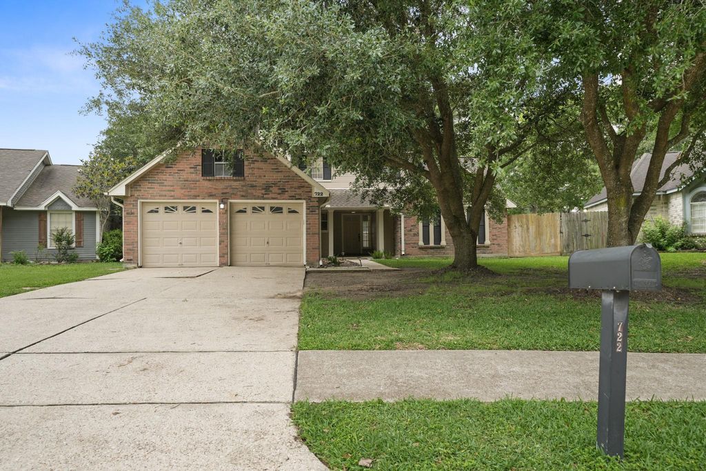 722 Regency Court, Friendswood, TX 77546