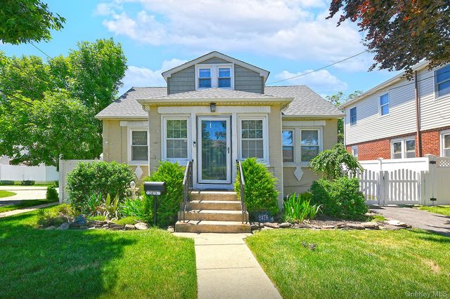 2478 S Saint Marks Avenue, Bellmore, NY 11710