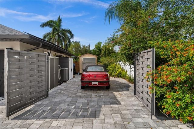38 Willoughby DR, Naples, FL 34110