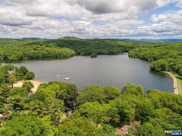 12 Ledgewood Trail, Kinnelon Borough, NJ 07405